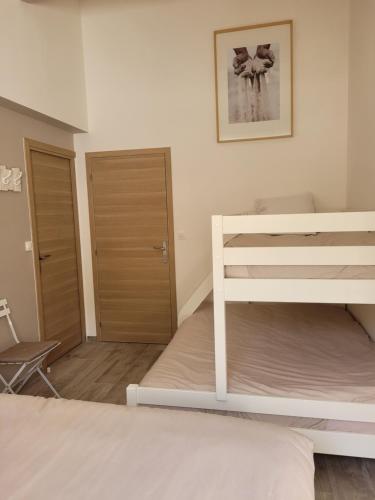 a bedroom with a bunk bed and a closet at Les Prairies de l'Encrême in Céreste