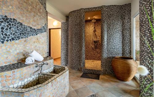 een badkamer met een douche en een bad bij Waldhotel Soodener-Hof in Bad Sooden-Allendorf