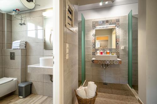 uma casa de banho com um lavatório, um WC e um espelho. em Villas Cape em Minia