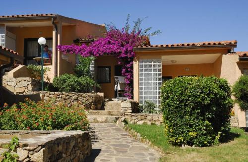 Κήπος έξω από το Camping Village Capo D'Orso