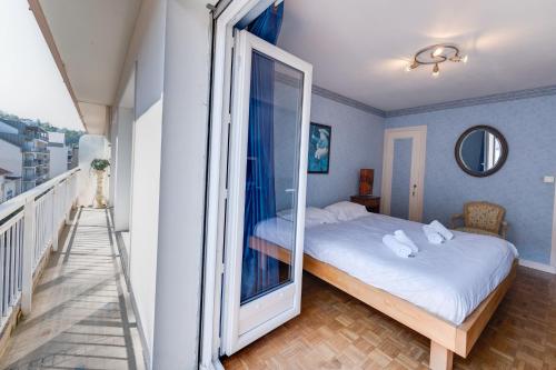1 dormitorio con cama y espejo grande en 85 m2, calme , parking, centre ville, en Aix-les-Bains