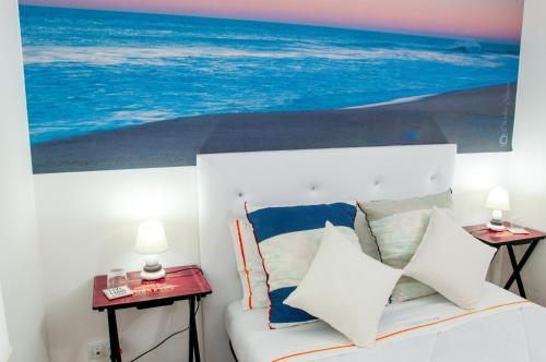 - une chambre avec un canapé blanc et 2 tables avec des lampes dans l'établissement Stork Hostel, à Olhão