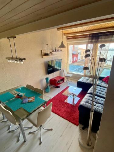 un salon avec une table et un canapé dans l'établissement Pamela Sea Lodge Cap d Agde, au Cap d'Agde