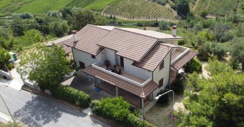 an overhead view of a house with a roof at La Casa Di Stefania in Pollutri