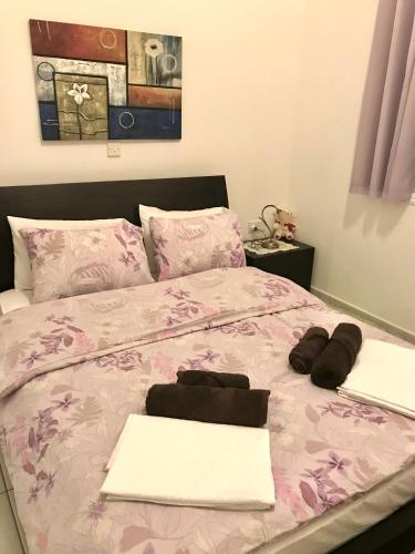 Una cama o camas en una habitación de Owls Nest Townhouse