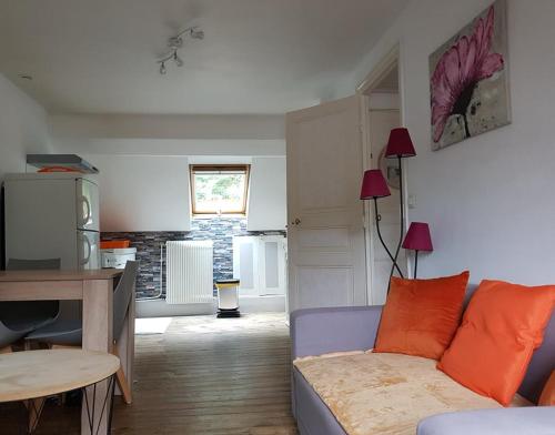 un salon avec un canapé et une table dans l'établissement Appartement cosy pour une pause sereine et chaleureuse, à Le Mont-Dore