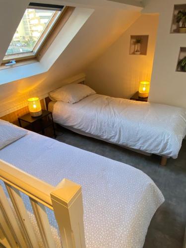 Giường trong phòng chung tại maison des résidences de la mer