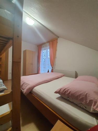 クープレスにあるApartman M. Radosのベッド2台と窓のある寝室