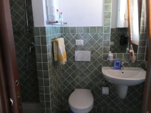 łazienka z toaletą i umywalką w obiekcie Villa in Sardinia Isola Rossa minutes from beaches w mieście Isola Rossa