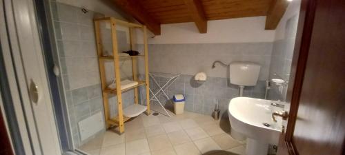 y baño con aseo y lavamanos. en Casa Vacanze Primula palinuri, en Futani