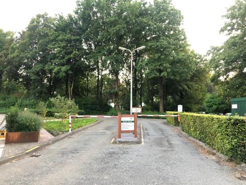 a street with a sign in the middle of a road at Vakantiebungalow nr 7 in het Heuvelland in Simpelveld