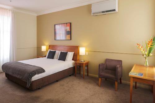 מיטה או מיטות בחדר ב-Distinction Palmerston North Hotel & Conference Centre