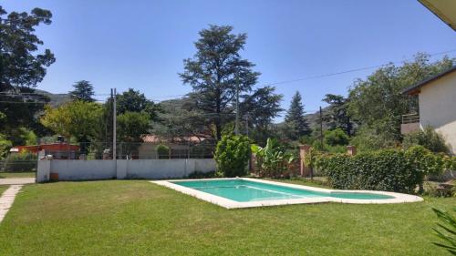 Bazén v ubytování Casa con pileta exclusiva y parque en Villa Carlos Paz nebo v jeho okolí