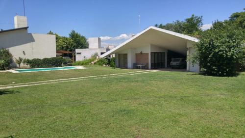 Bazén v ubytování Casa con pileta exclusiva y parque en Villa Carlos Paz nebo v jeho okolí