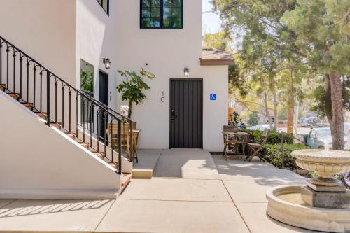 uma porta da frente de uma casa com uma fonte em Casa Valerio - Boutique Suites in Downtown Santa Barbara em Santa Bárbara