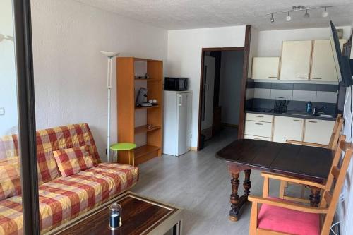 - un salon avec un canapé et une table dans l'établissement Superbe appartement avec parking gratuit sur place, à Bourg-Saint-Maurice