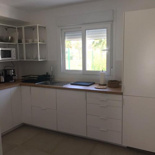 Kuchyň nebo kuchyňský kout v ubytování CASA ROMPEOLAS Atlanterra