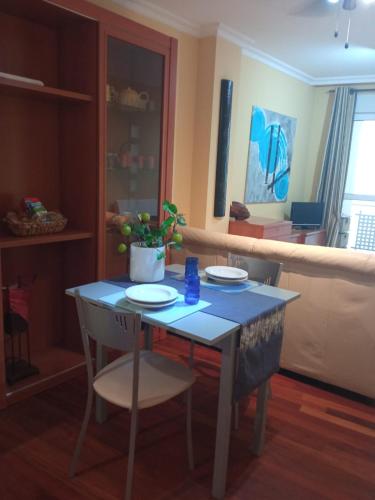 a table and two chairs in a room with a table at Apartamento en Viveiro (Casco histórico) in Viveiro