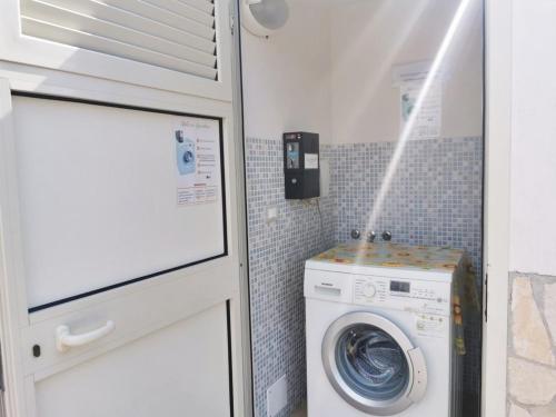 a washer and dryer in a bathroom with a washing machine at Case Vacanza Raffaela Disanti in Vieste