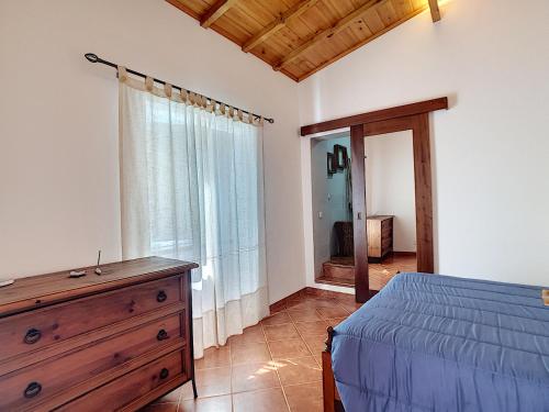 1 dormitorio con 1 cama, vestidor y ventana en Casa Refugio Do Campo, en Reguengos de Monsaraz