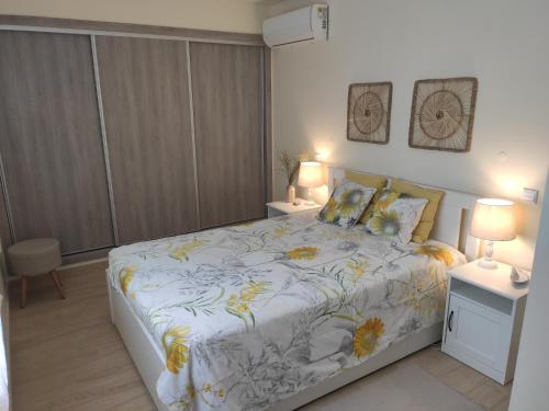 een slaapkamer met een bed en twee lampen op tafels bij Numar Residence J -Manta Rota in Manta Rota