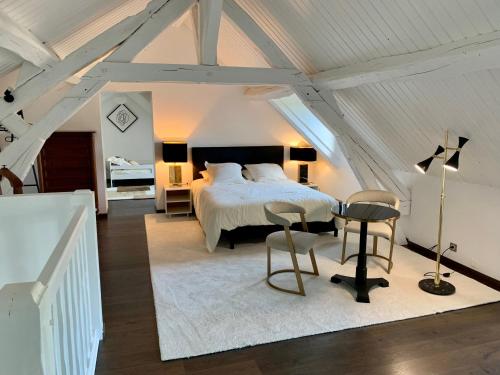 um quarto com uma cama num sótão em L'hermine de Sologne em Courmemin