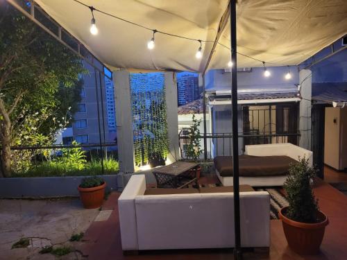 patio z białą kanapą i namiotem w obiekcie Hostal Casa Lhotse w mieście Viña del Mar