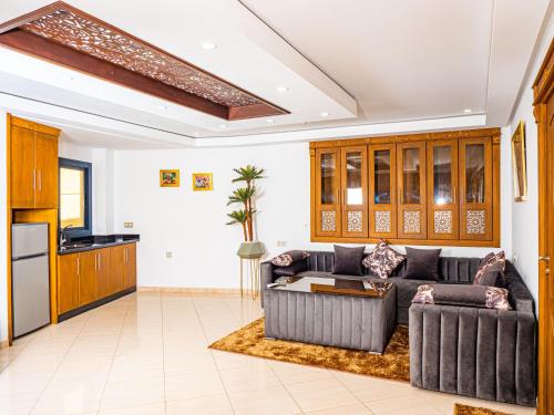 a living room with a couch and a kitchen at Hotel Maghreb El Arabi in Nador