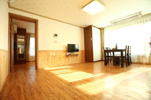 Μια τηλεόραση ή/και κέντρο ψυχαγωγίας στο Jungmun Haesung Parktel