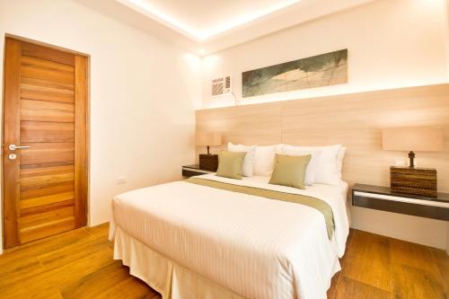 Kaaya Resort North Boracay tesisinde bir odada yatak veya yataklar