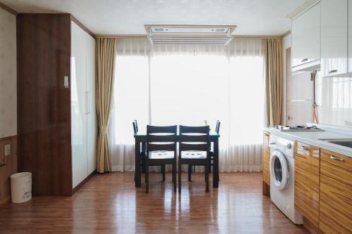 Η κουζίνα ή μικρή κουζίνα στο Jungmun Haesung Parktel