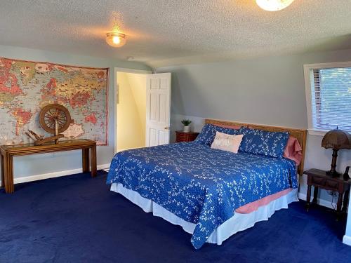 Säng eller sängar i ett rum på 1 bed cottage, water views & water access