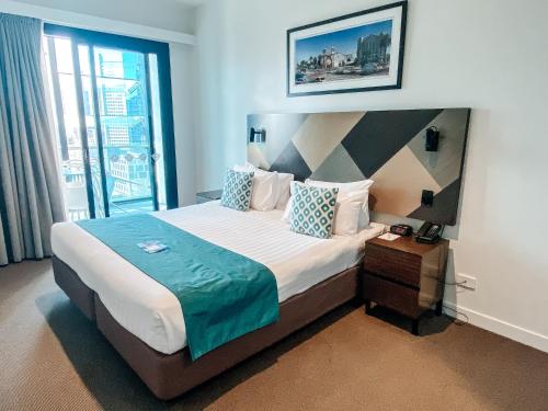 Postel nebo postele na pokoji v ubytování Wyndham Hotel Melbourne
