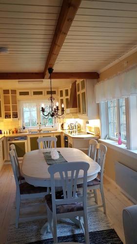 Una cocina con una mesa y sillas en una habitación. en Kvalsund Lodge, en Futrikelv