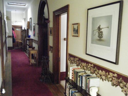 um corredor com uma estante cheia de livros em Collingwood Manor em Nelson