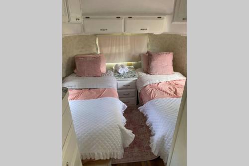 Amazing Airstream, Beaufort, SC-Enjoy the Journey في بوفورت: غرفة صغيرة بسريرين في مخيم