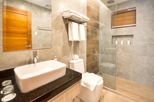 Kaaya Resort North Boracay tesisinde bir banyo