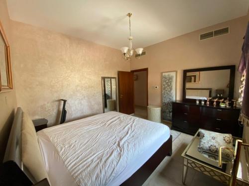 Кровать или кровати в номере Spacious Villa Al Hamra Village with gulf and Golfcourseview with weekly and monthly stay offers