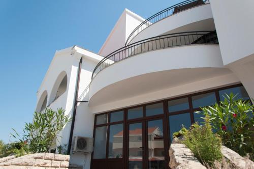 duży biały dom z dużymi oknami w obiekcie Domus Albus w mieście Zadar