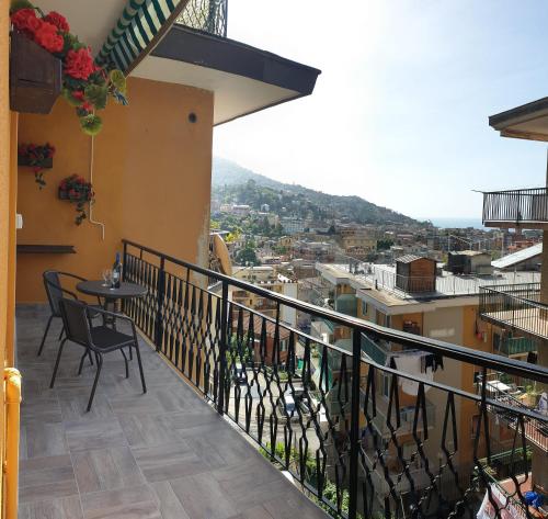 einen Balkon mit einem Tisch und Stadtblick in der Unterkunft Casa Paola in Rapallo