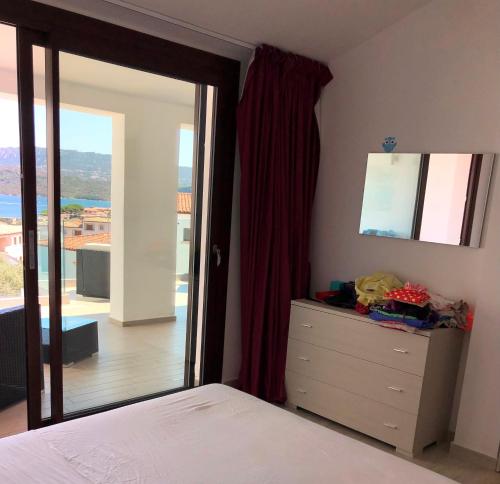 una camera con letto e comò con finestra di NRH Cannigione Sunrise Rooftop a Cannigione