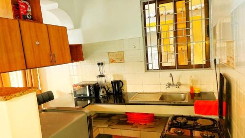 una cocina con fregadero y encimera en Start-Up Apartments Nyali, en Nyali