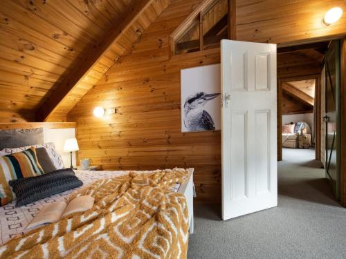 Postel nebo postele na pokoji v ubytování Edessa Lodge