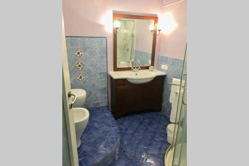 a bathroom with a sink and a toilet and a mirror at splendido appartamento vista mare in Levanto
