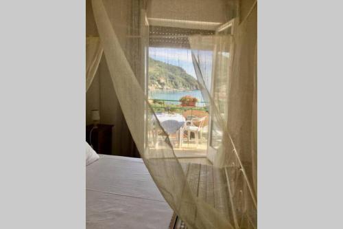 a room with a window with a view of the ocean at splendido appartamento vista mare in Levanto