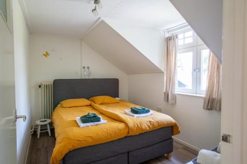 a bedroom with a bed with two towels on it at Koepel Enschede in Enschede