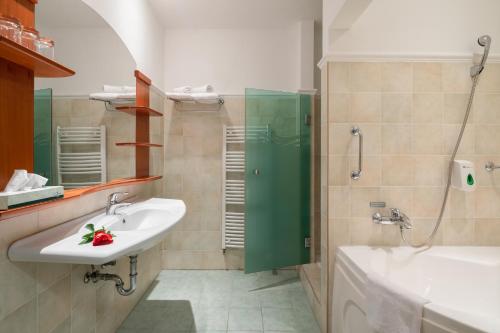 Koupelna v ubytování Hotel Karos Spa