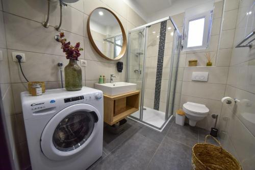 W łazience znajduje się pralka i umywalka. w obiekcie Villa Teuta ZadarVillas w mieście Zadar