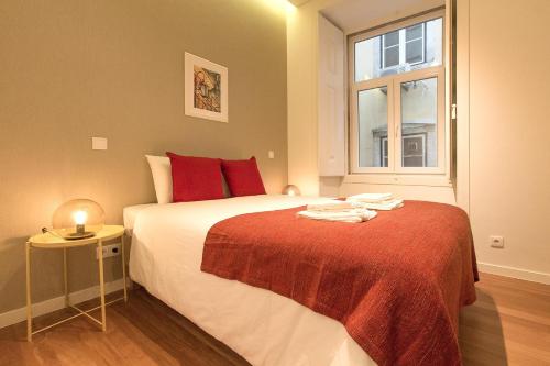 リスボンにあるDowntown Prestige by Homingのベッドルーム1室(赤毛布、窓付)