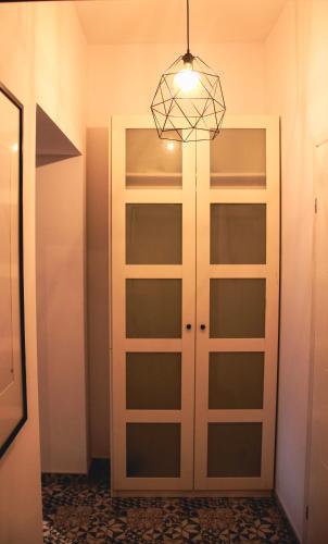 a room with a garage door with a chandelier at Apartament Kattowitz in Katowice